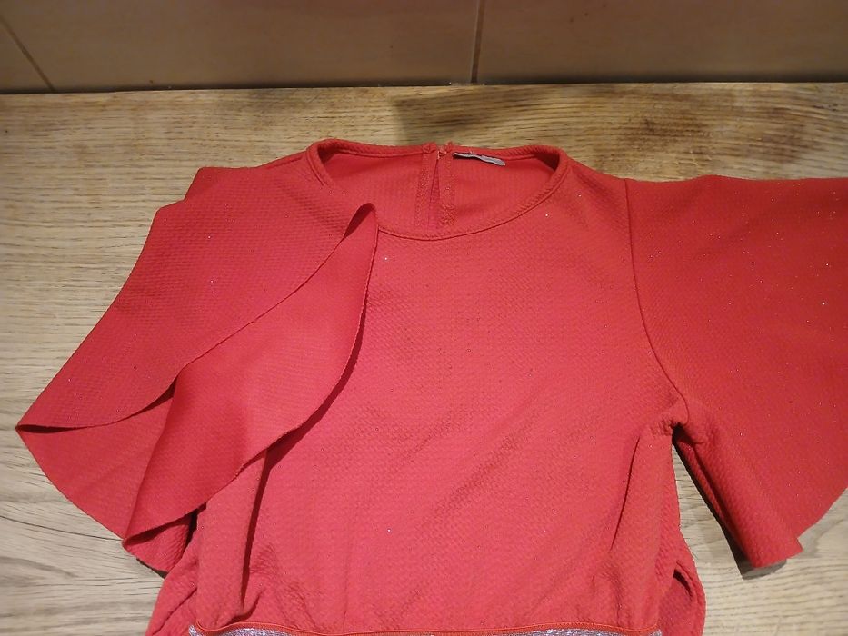 Czerwona błyszcząca sukienka