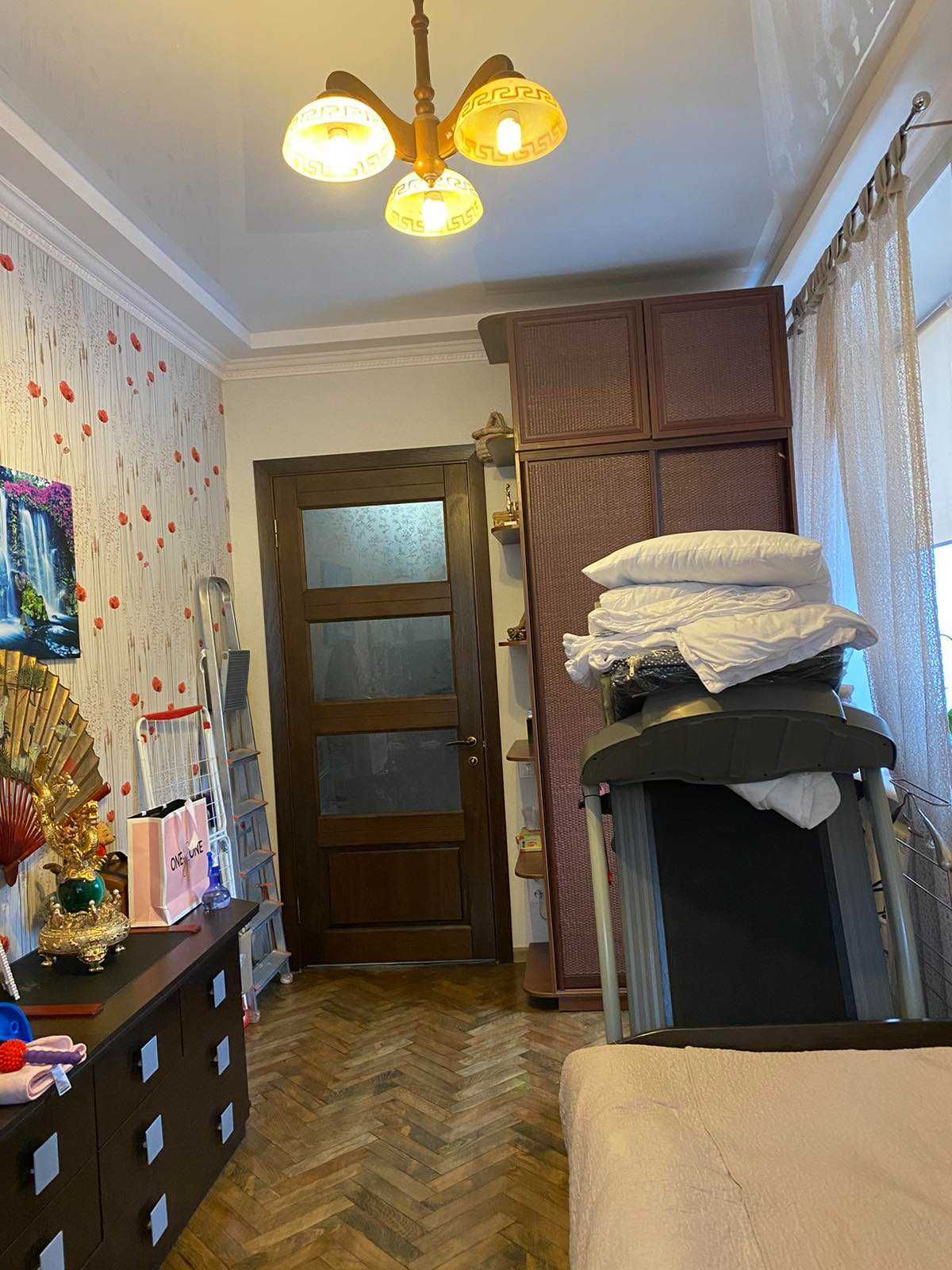 Продам 3х. кімнатну квартиру (Сталінка) в Центрі.