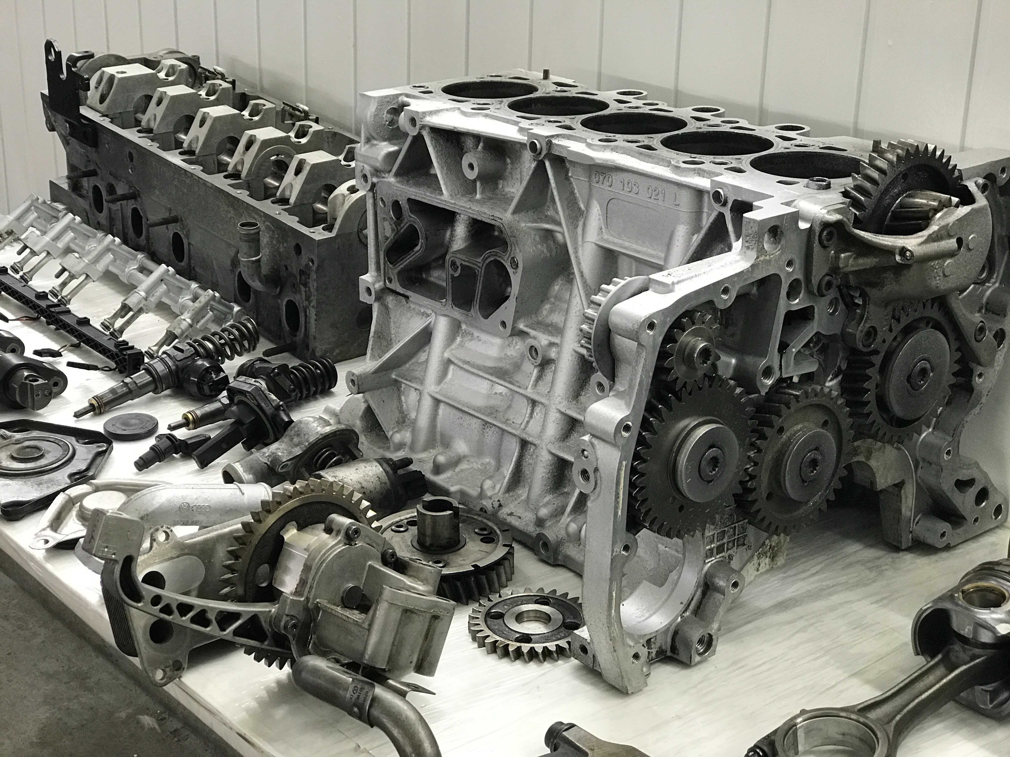 Двигун по частинах BNZ 2.5 Diesel VW Transporter T5 запчасти двигатель