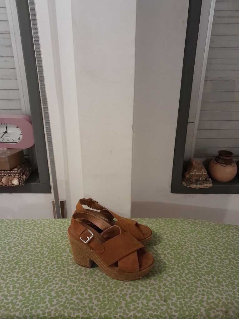 Vendo Sandálias de Senhora PULL&BEAR muito bonitas como novas