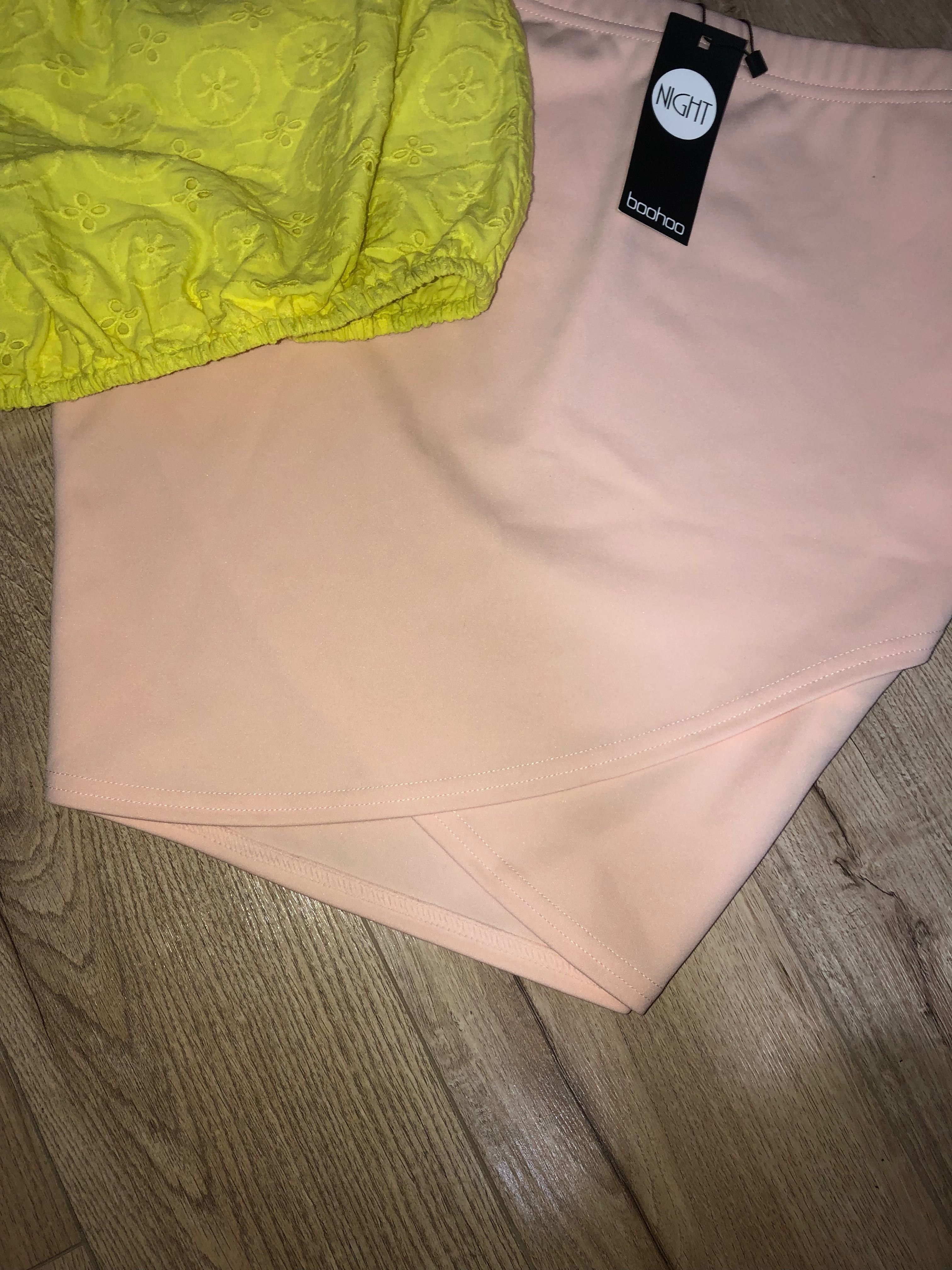 Ніжно персикова спідниця від Boohoo (12 M) та блуза із прошви
