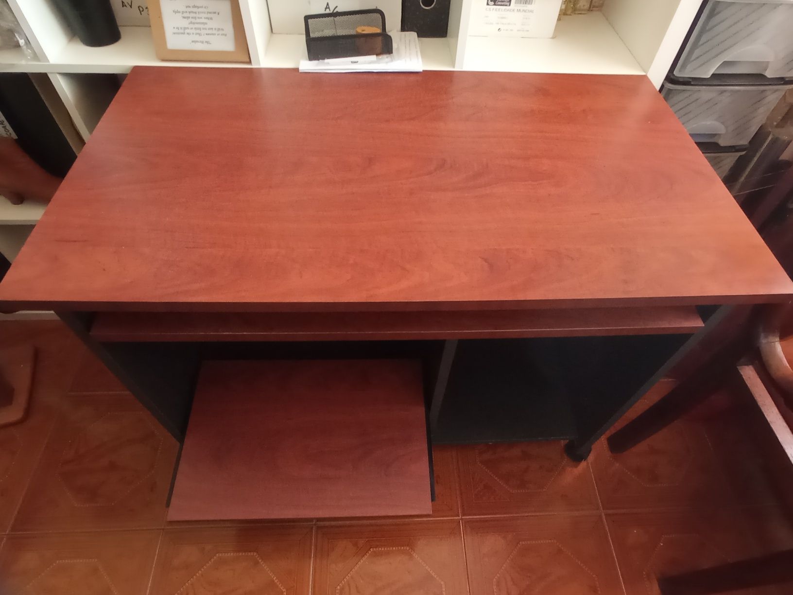 Mesa secretária para computador