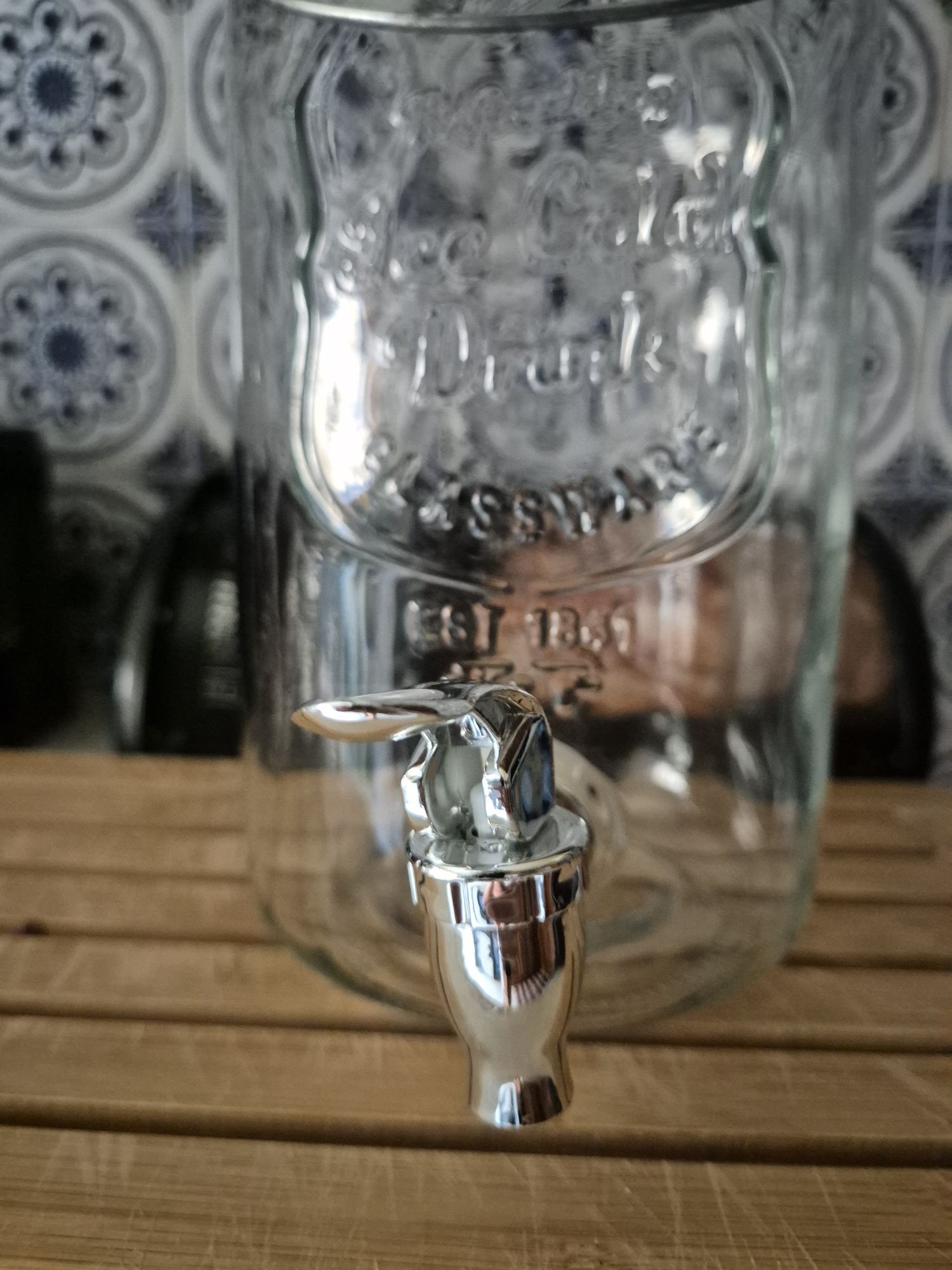 Garrafa de vidro com torneira