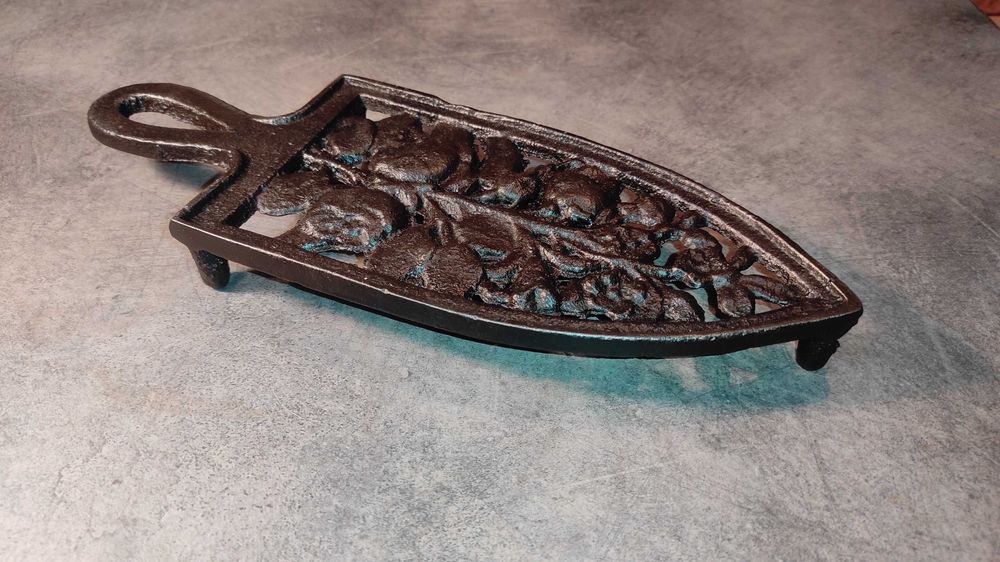 Stara żeliwna podstawka pod żelazko