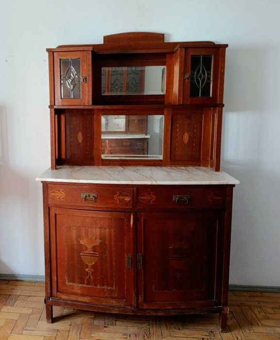 Antigo aparador com espelhos e tampo mármore