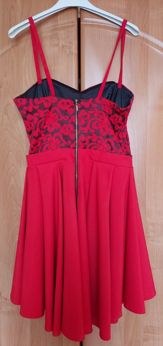 Czerwona sukienka koktajlowa z koronkową górą