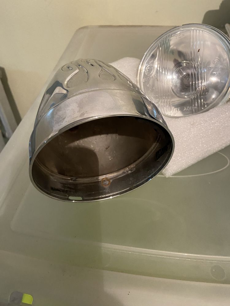 Farol metálico para Harley ou chopper marca ADJURE