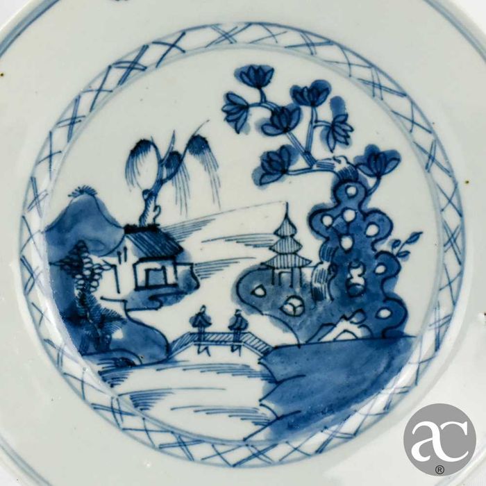 Prato porcelana China Qianlong, séc. XVIII, flores, pagode e paisagem
