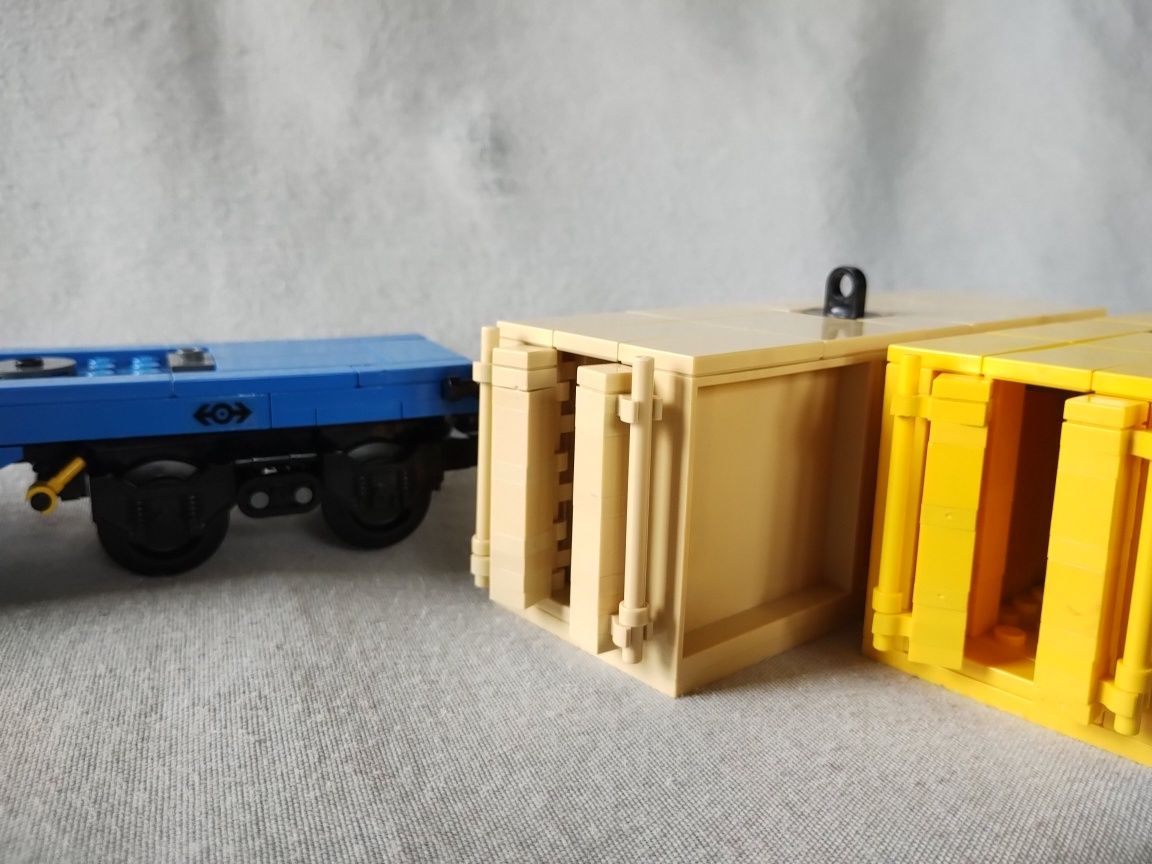 LEGO train, pociąg towarowy, wielki wagon kolejowy z kontenerami