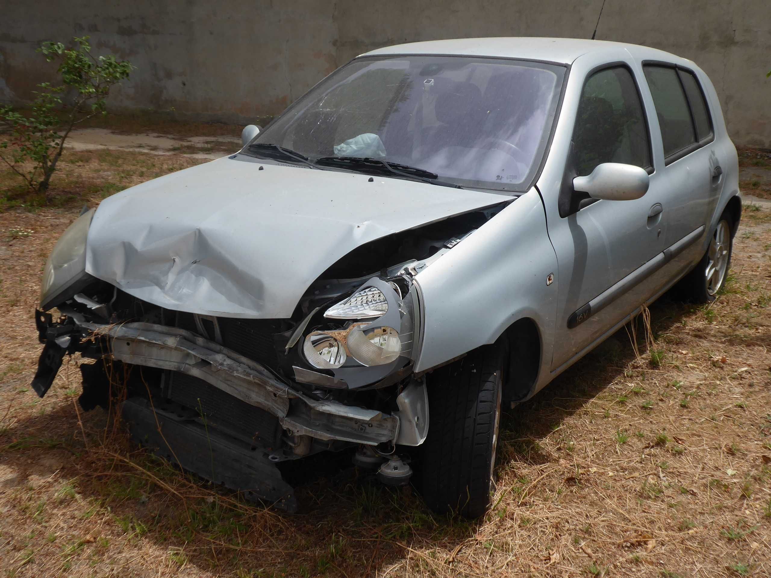 Renault Clio sinistrado