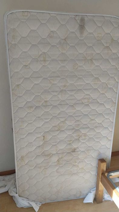 Cama de Solteiro em Madeira Maciça