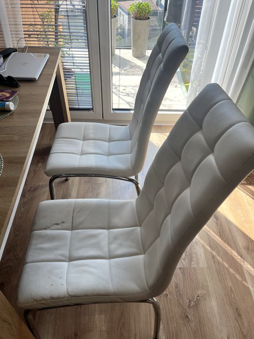 Biale krzesla jadalnia