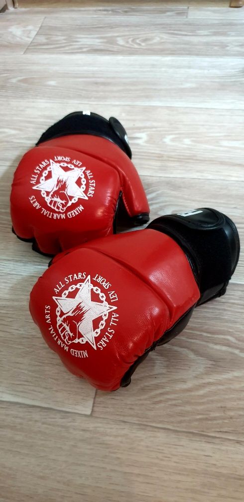Продам перчатки для бокса (кикбоксинга)
