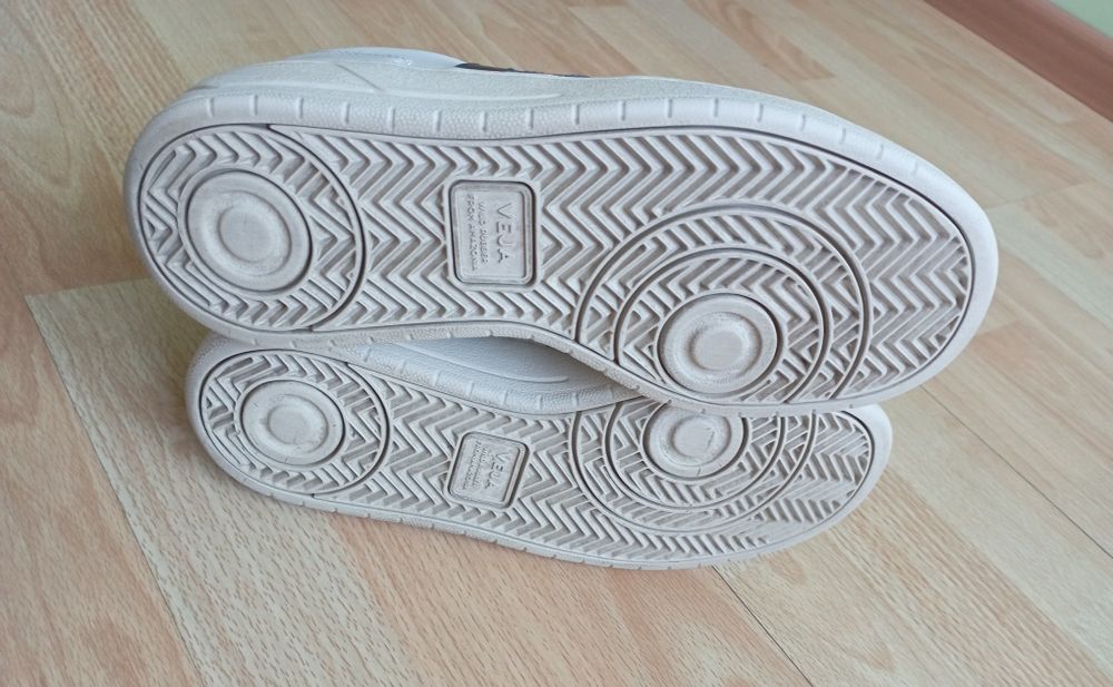 Оригінальні шкіряні  жіночі кросівки Veja розмір 37