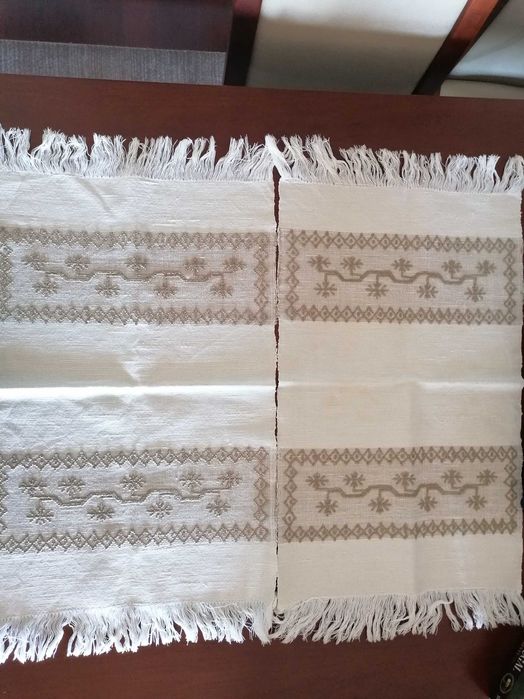 Dois individuais de linho antigos com relevos em tear