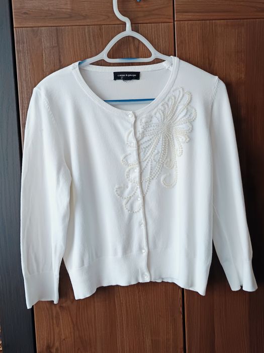 Sweter z haftem perełkami