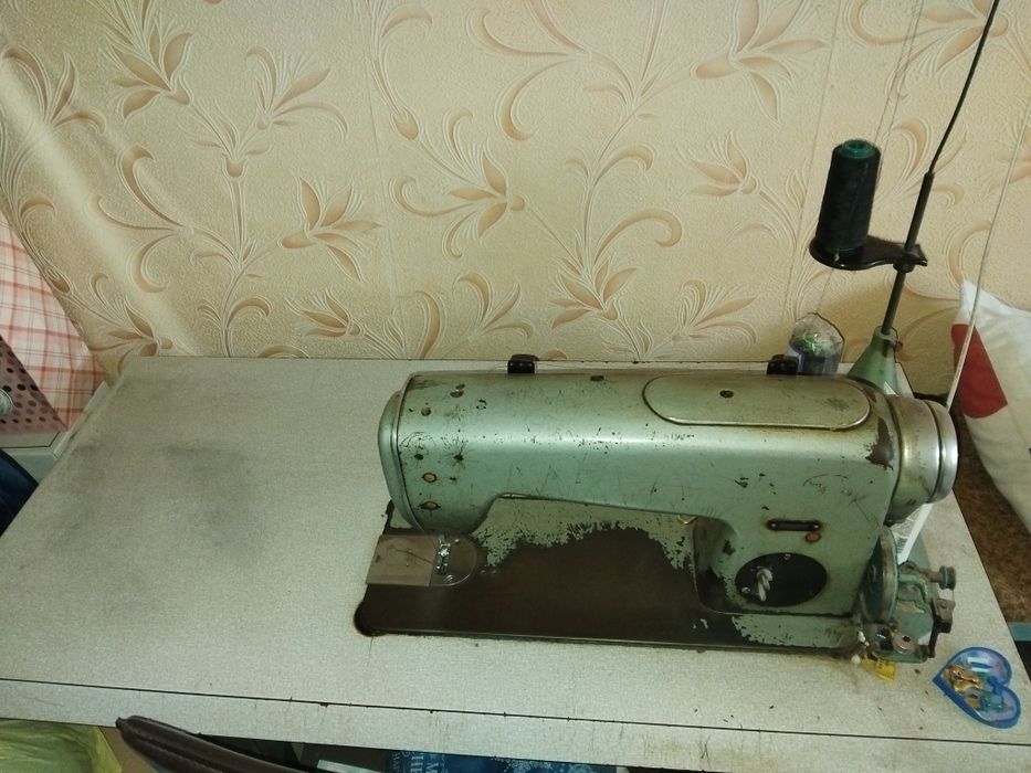 Продам швейну машинку