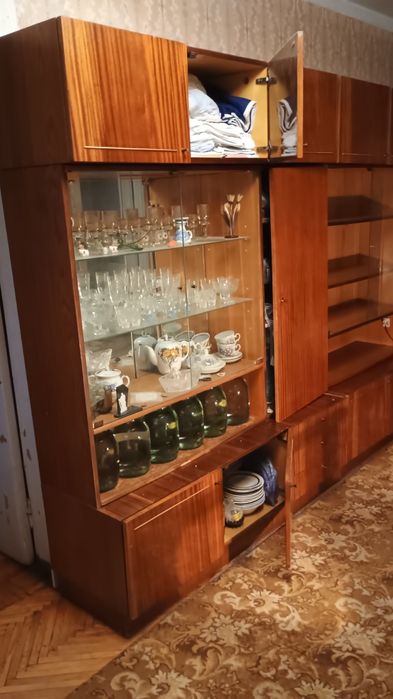 Продается стенка производства СССР с посудой