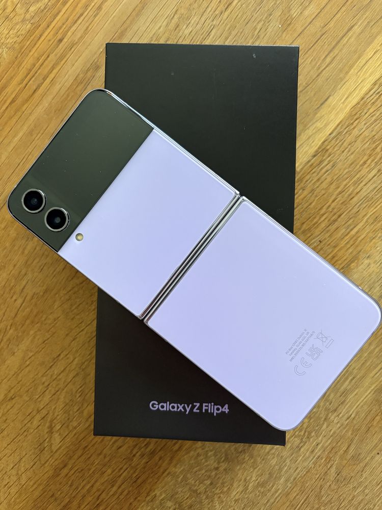 Samsung Galaxy Z Flip4 + Galaxy Watch4
