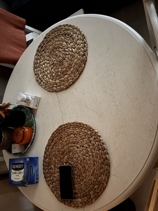 Biały stół prowansja 100 cm rozkładany z czterema krzesłami