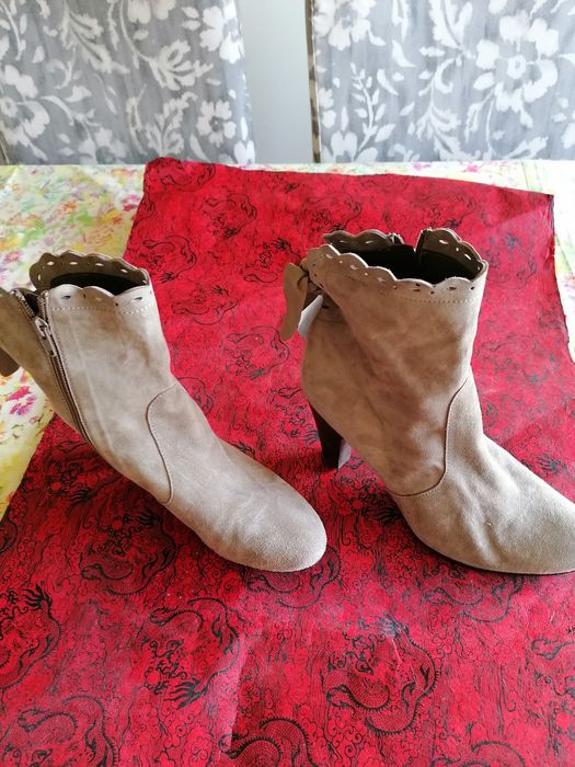 Botins com saltos-altos