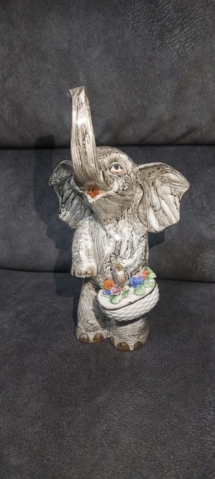 Estátua de elefante em cerâmica