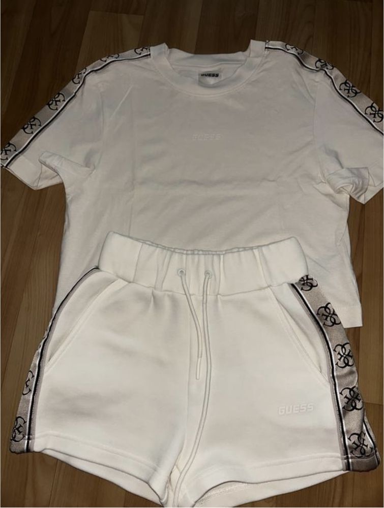 Костюм с шортами Guess