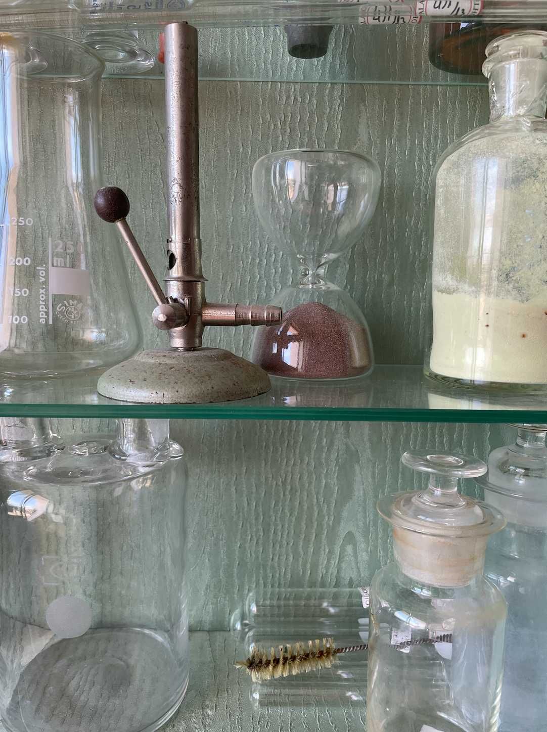 Armário vitrine com reagentes e material de vidro