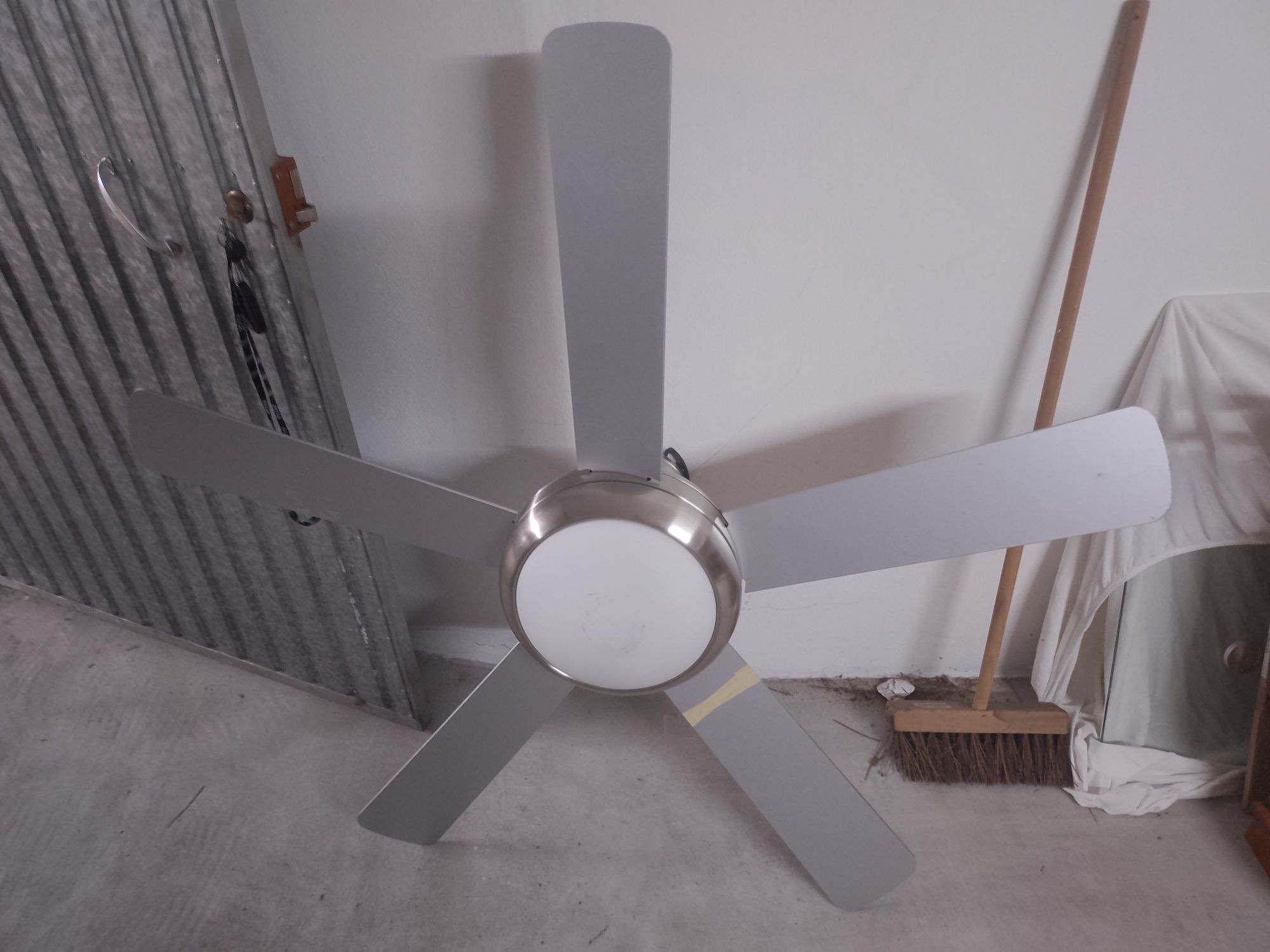 Ventilador de teto de alumínio com luz e controlo remoto