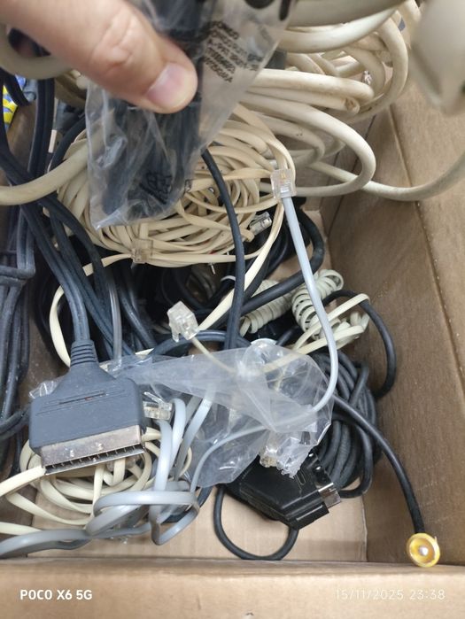 Caixa com imensos cabos de informática