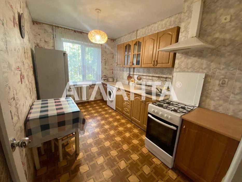В продаже 3х комнатная с мебелью и техникой. Отличная локация.