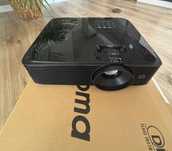 Projektor Optoma HD28e DLP użyty dwa razy z ekranem projekcyjnym