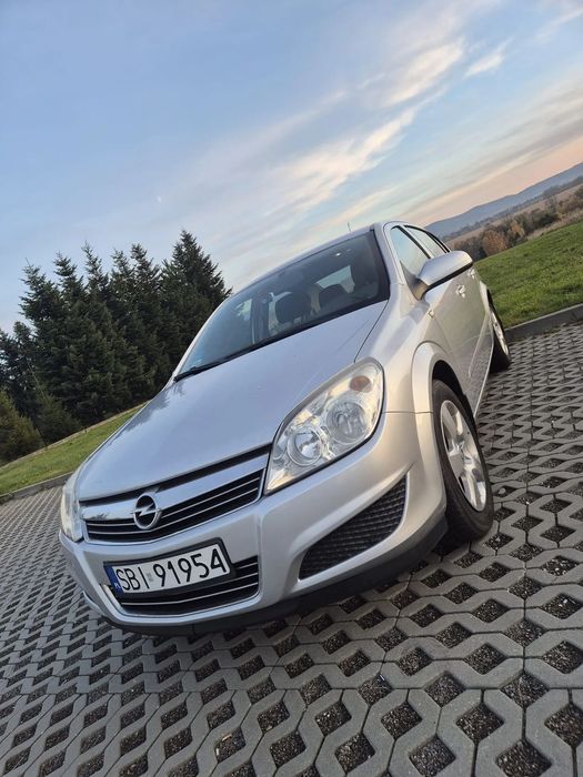 Opel Astra Opel Astra H Sedan – benzyna 1.6, 116 KM kolor panacotta