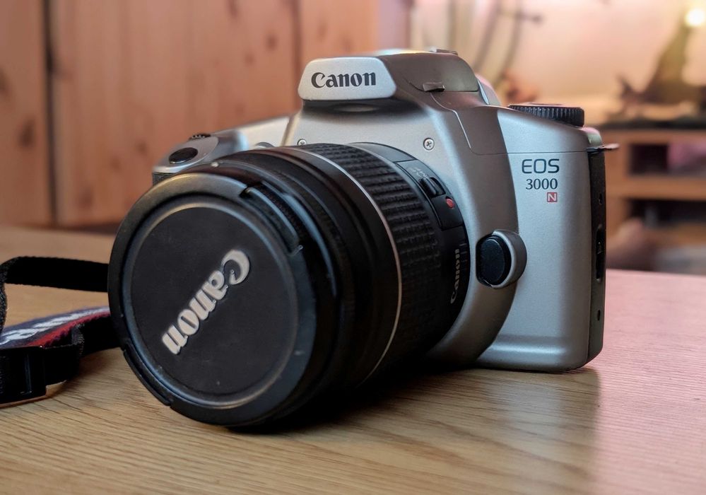 aparat analogowy Canon eos 3000n + obiektyw 28-80 mm + pasek