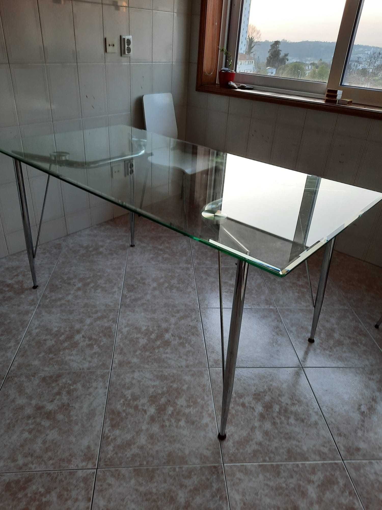 Mesa com tampo de vidro