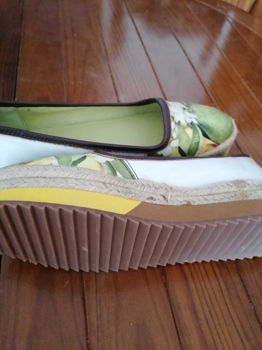 Sapatos novos muito originais em pele e tecido