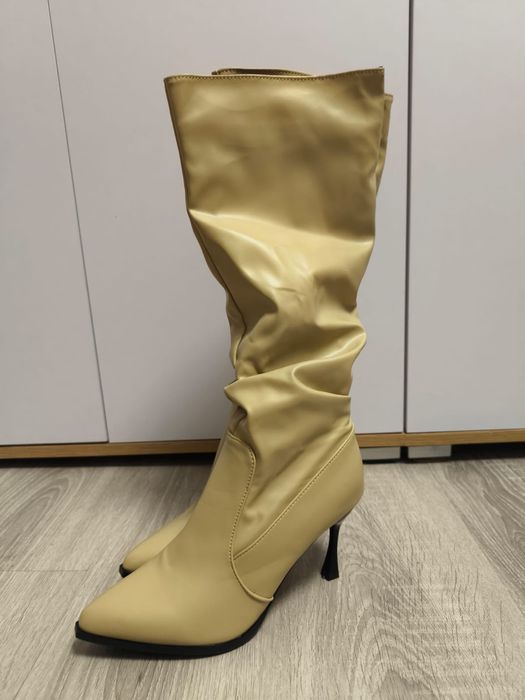 Продам нові модні сапожки чоботи 37-37.5 бежевого кольору