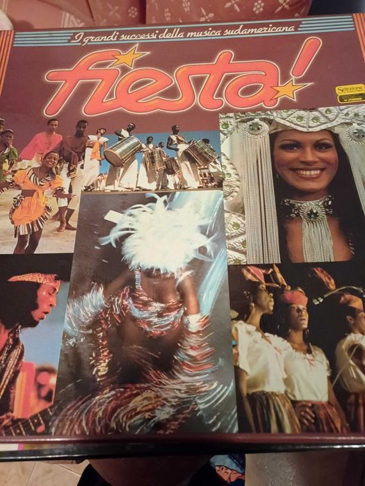 Caixas com alguns discos de vinil