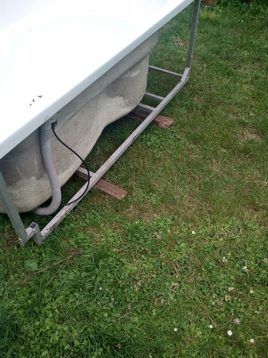Sprzedam wannę kapielową (ogrodową?) w stelażu aluminiowym.