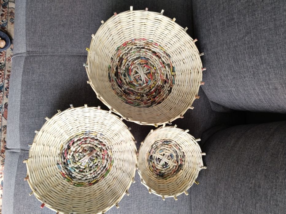 Trzy koszyki z wikliny papierowej