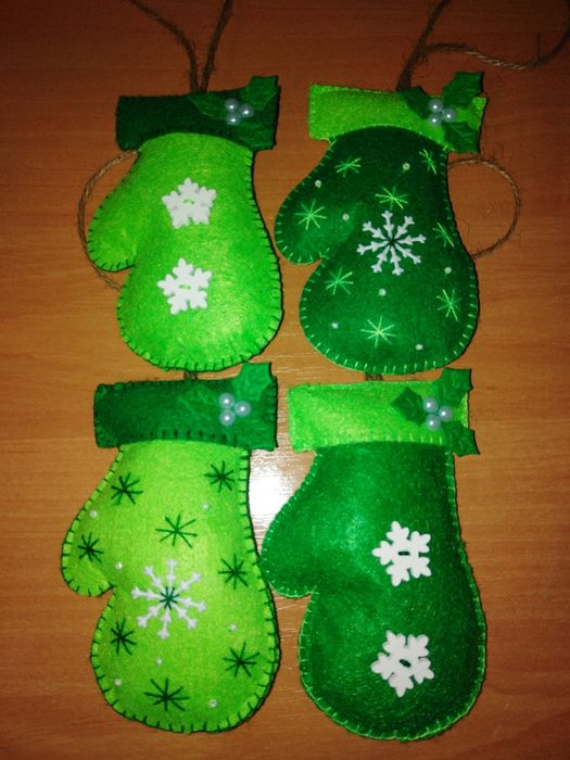 Новорічні іграшки із фетру. Рукавички із фетру