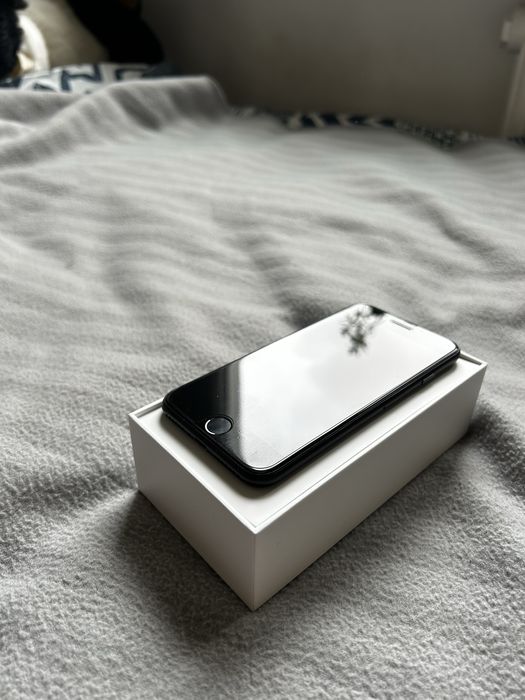 iPhone SE (2020) 64GB – model A2296 + szybka LAB31