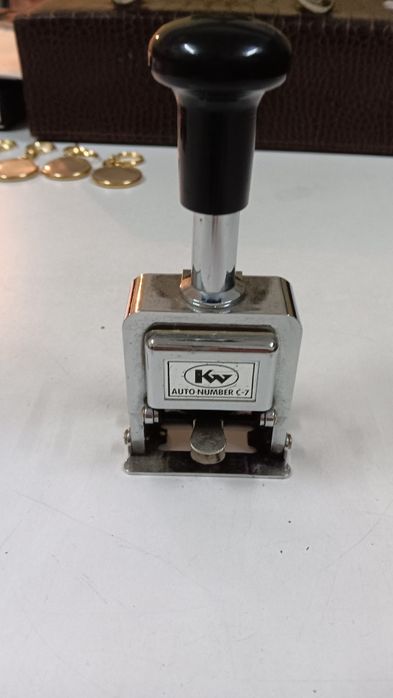 Antigo datador todo em metal excelente estado!