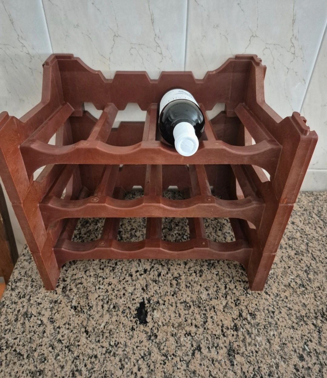 Conjunto de três módulos para guardar garrafas