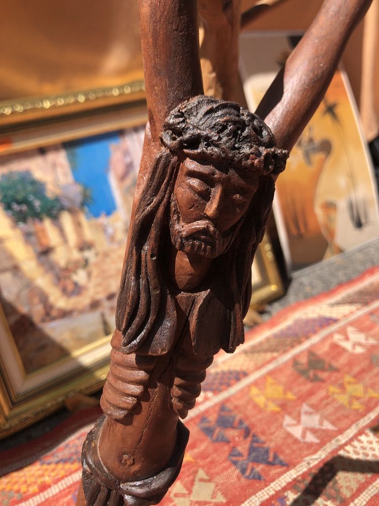 Cristo crucificado em tronco de madeira