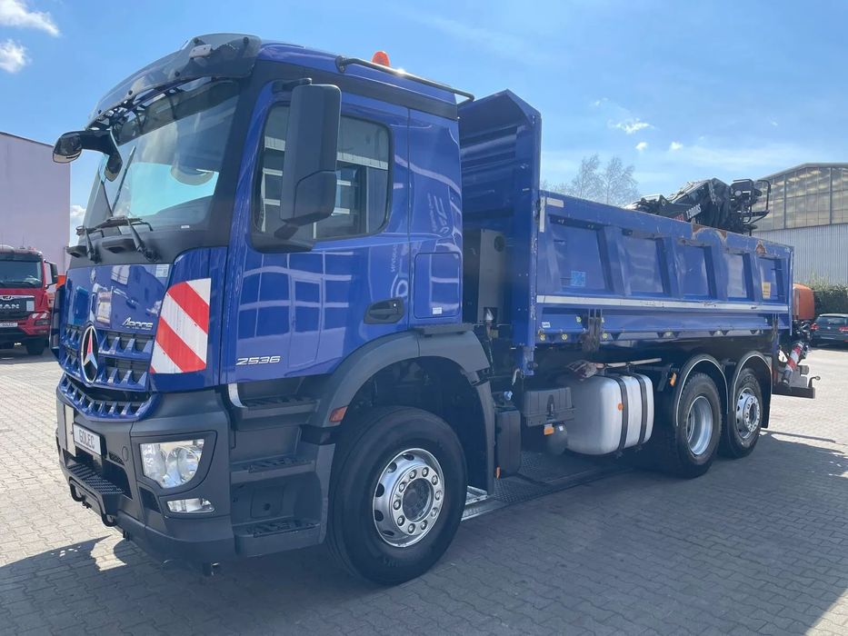 Mercedes-Benz AROCS 2536 6x2 EURO6 WYWROTKA TRÓJSTRONNA Z BORDMATIKIEM + HDS HIAB  | TOP STAN | HIAB/Jonsered - 2021 | Chwytak | z Niemiec | 1 wł |