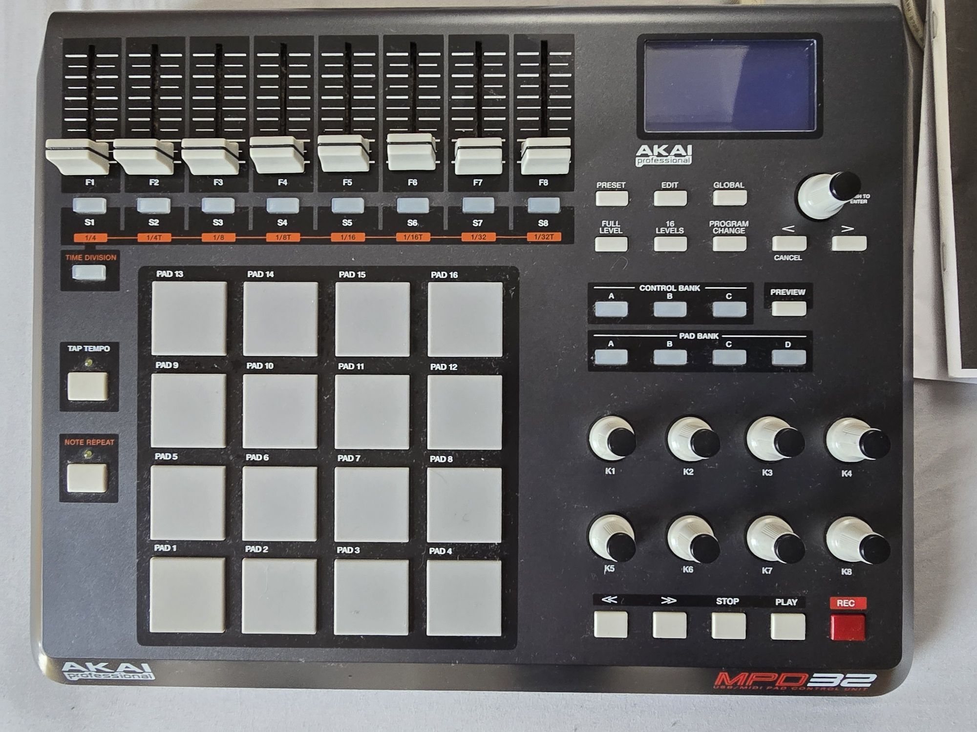 Kontroler dźwięku Akai MPD32