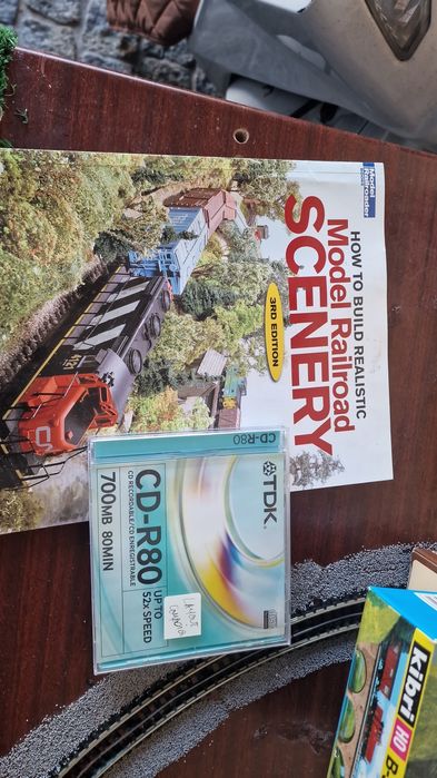 Varias casas pontes e comboios pedir fotos.