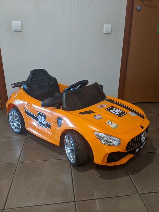 Дитячий електромобіль