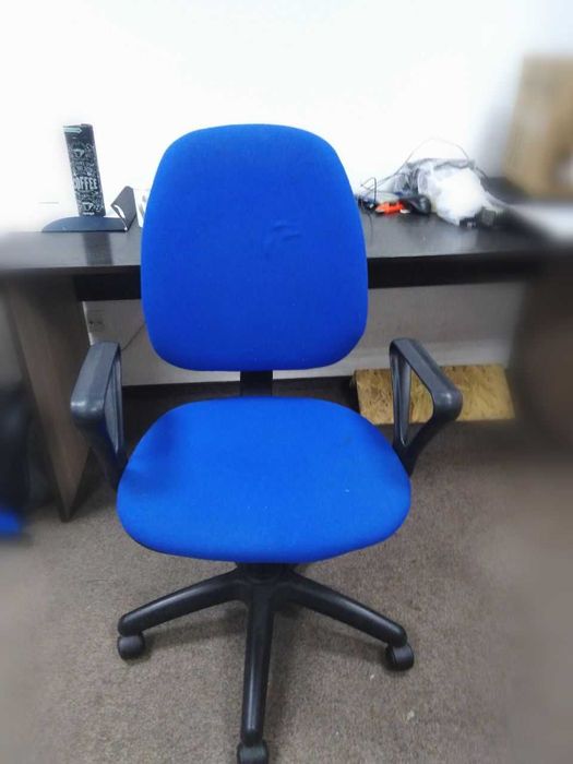 Крісло, стілець. Офісний, для дому.Сине, чорне